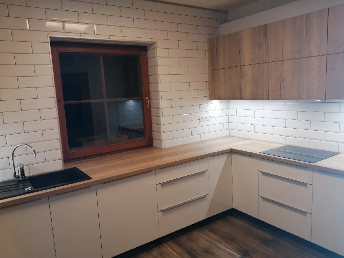 Solitérní dřevěná nábytková sestava