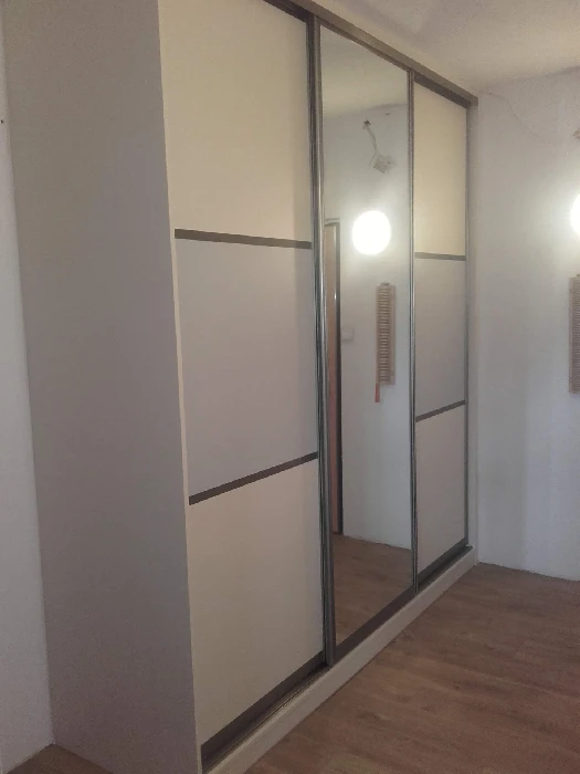 Šatní skříň do ložnice s posuvnými dveřmi