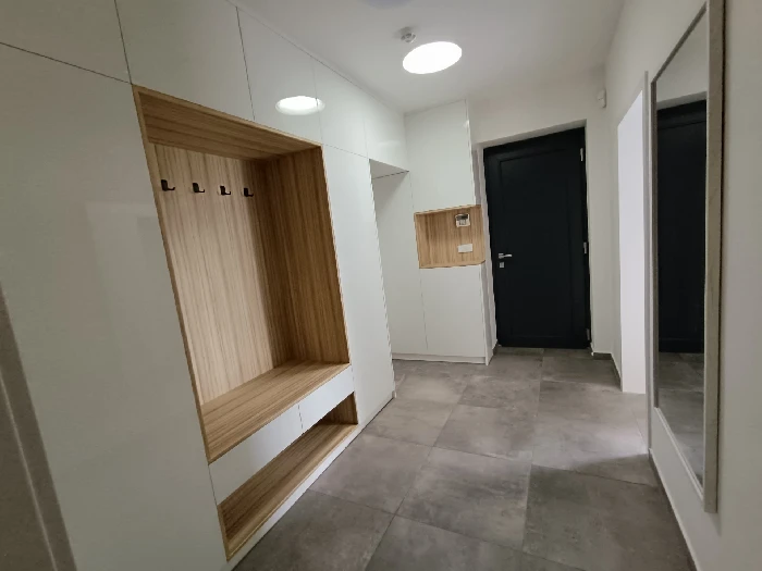 Výstavní dřevěné regály a pulty